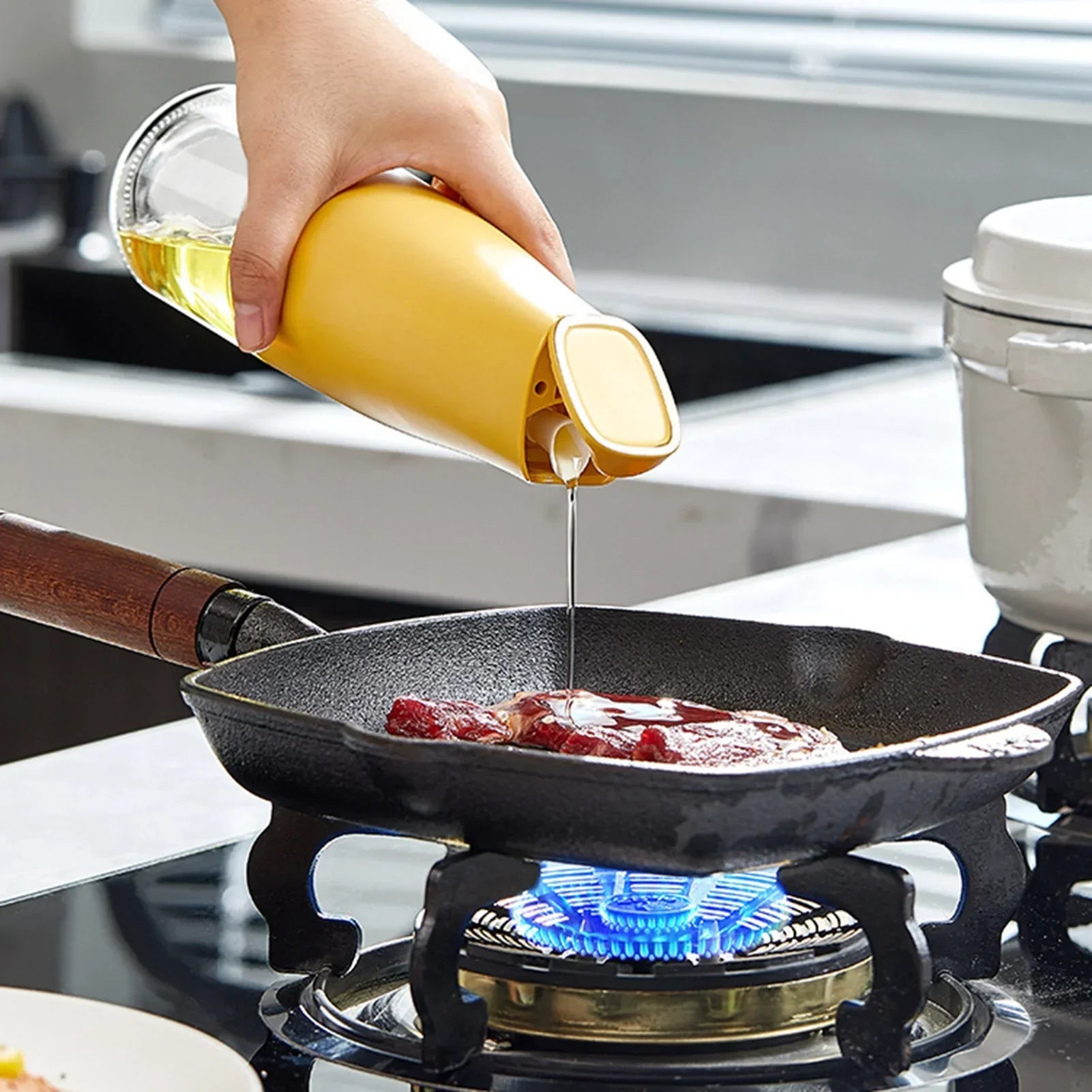 Automatic Oil Storage Bottle